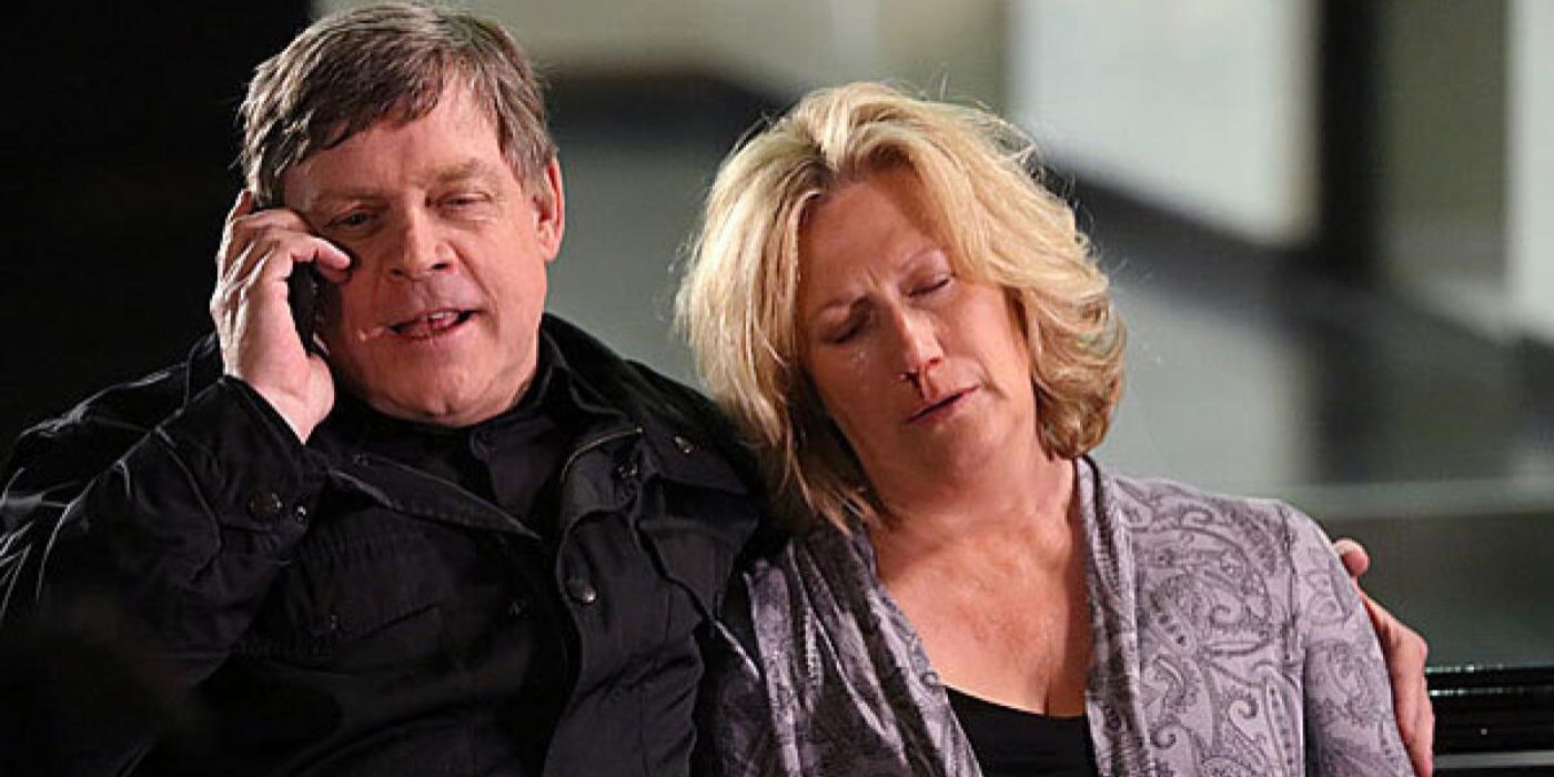 O Replicador (Mark Hamill) fala ao telefone ao lado de Erin Strauss (Jayne Atkinson) drogada em Criminal Minds