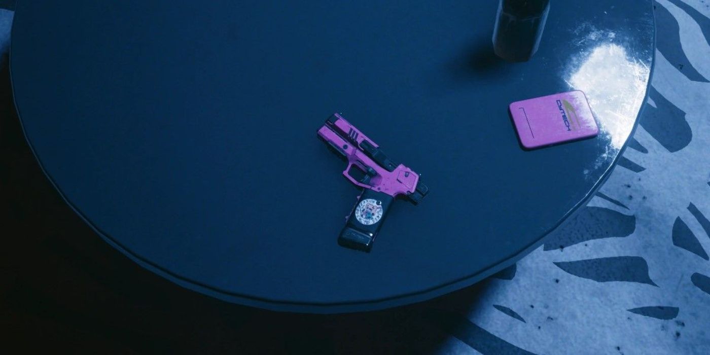 A Pistola Lizzie sobre a mesa em uma sala privada sob o bar de Lizzie em Cyberpunk 2077.