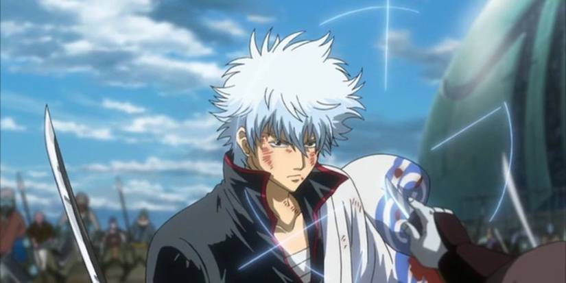 Sakata Gintoki a son épée dégainée et semble blessé alors qu'il se bat à Gintama.