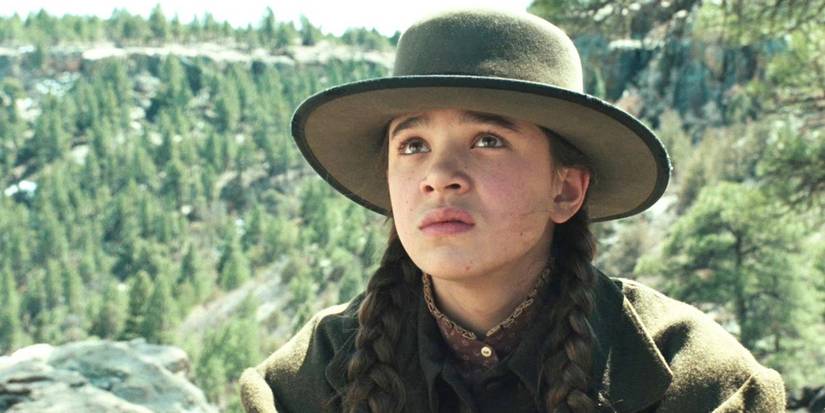 hailee steinfeld stares at someone offscreen in true grit