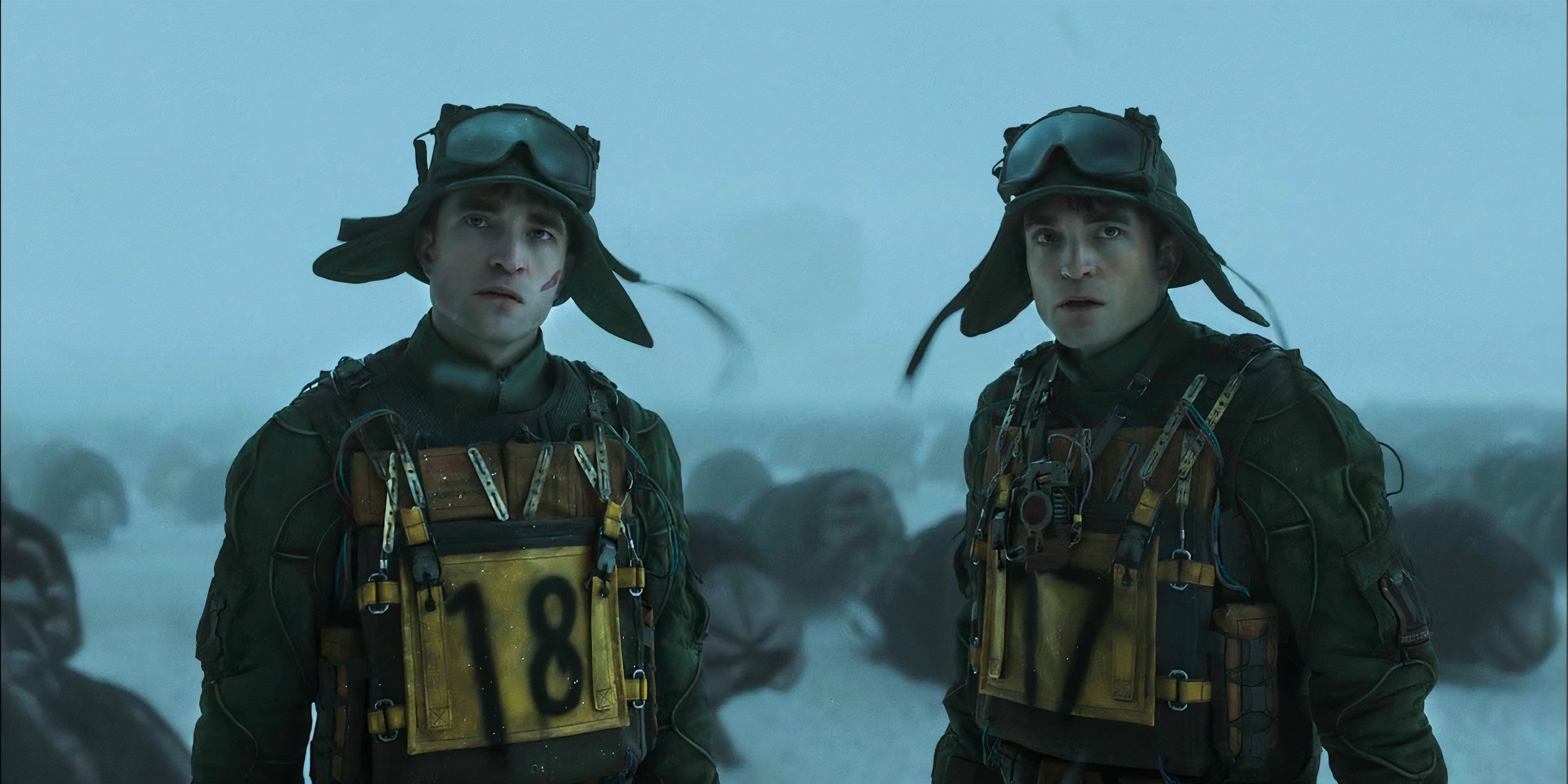 Robert Pattinson memerankan Mickey 17 dan Mickey 18.