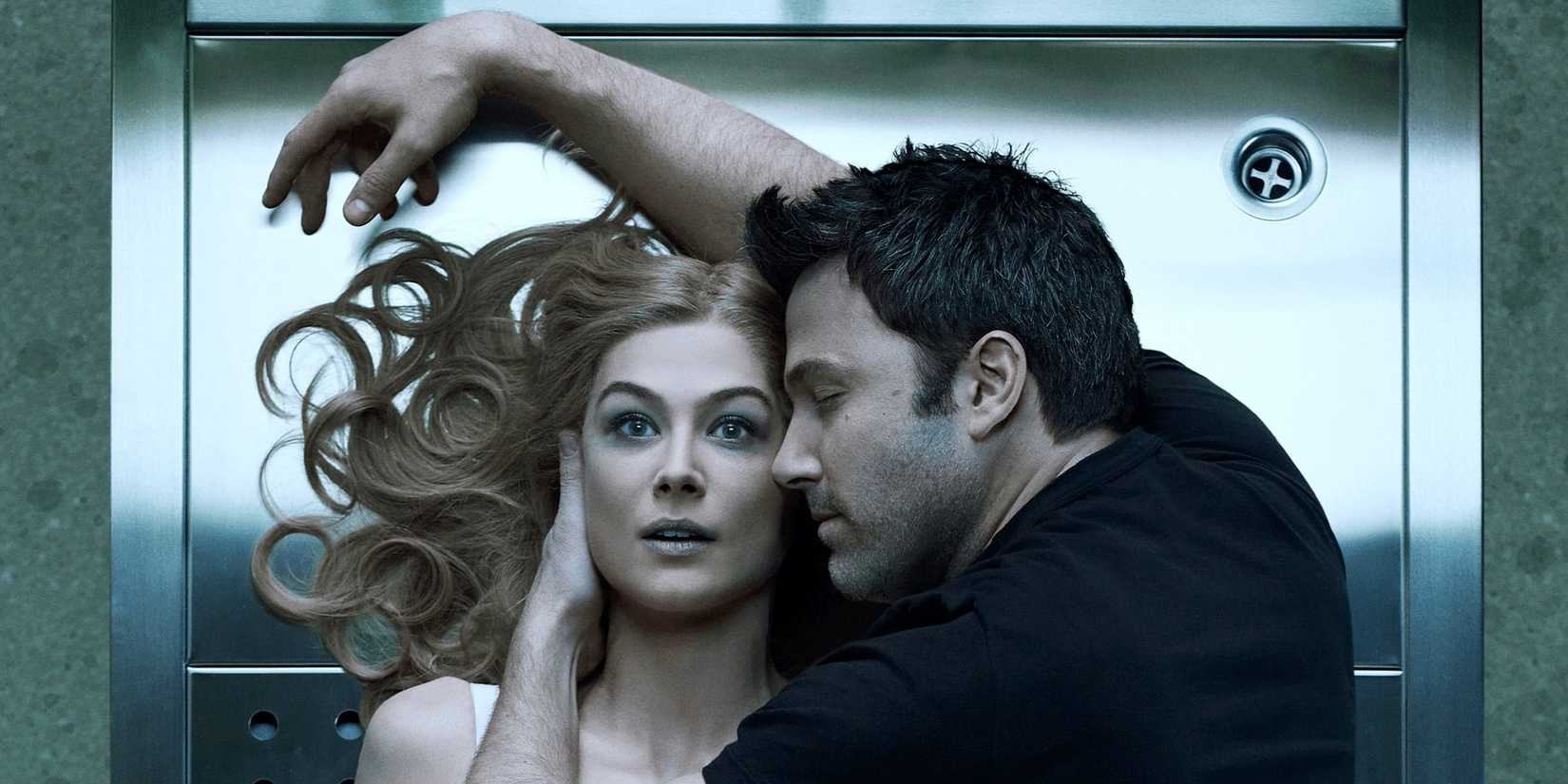 Ben Affleck holding Rosamund Pike's "corpse" in Gone Girl
