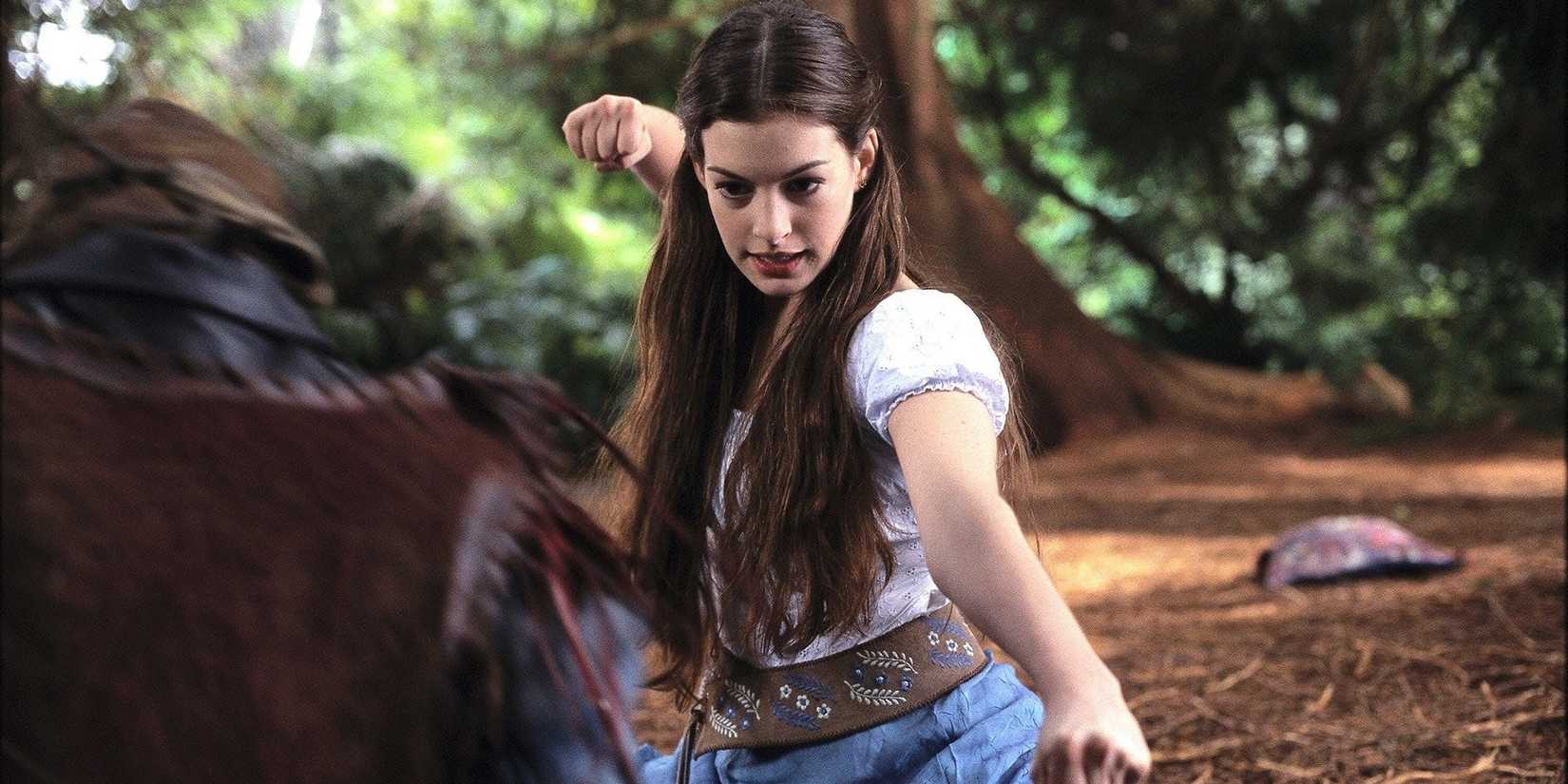 Ella (Anne Hathaway) in a fighting stance in Ella Enchanted.