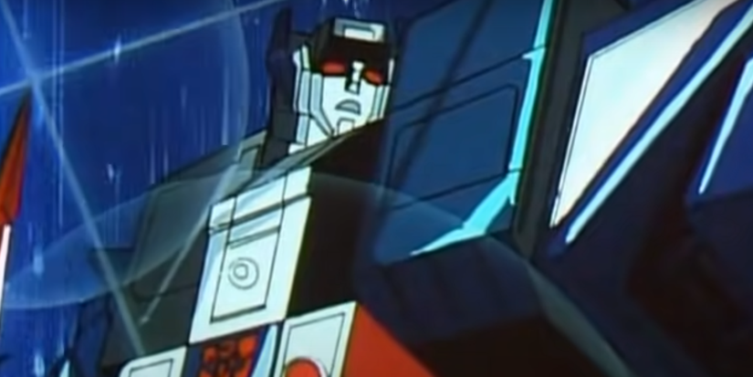 Fortress Maximus looking away to his left after going into his robot mode in Transformers: Headmasters