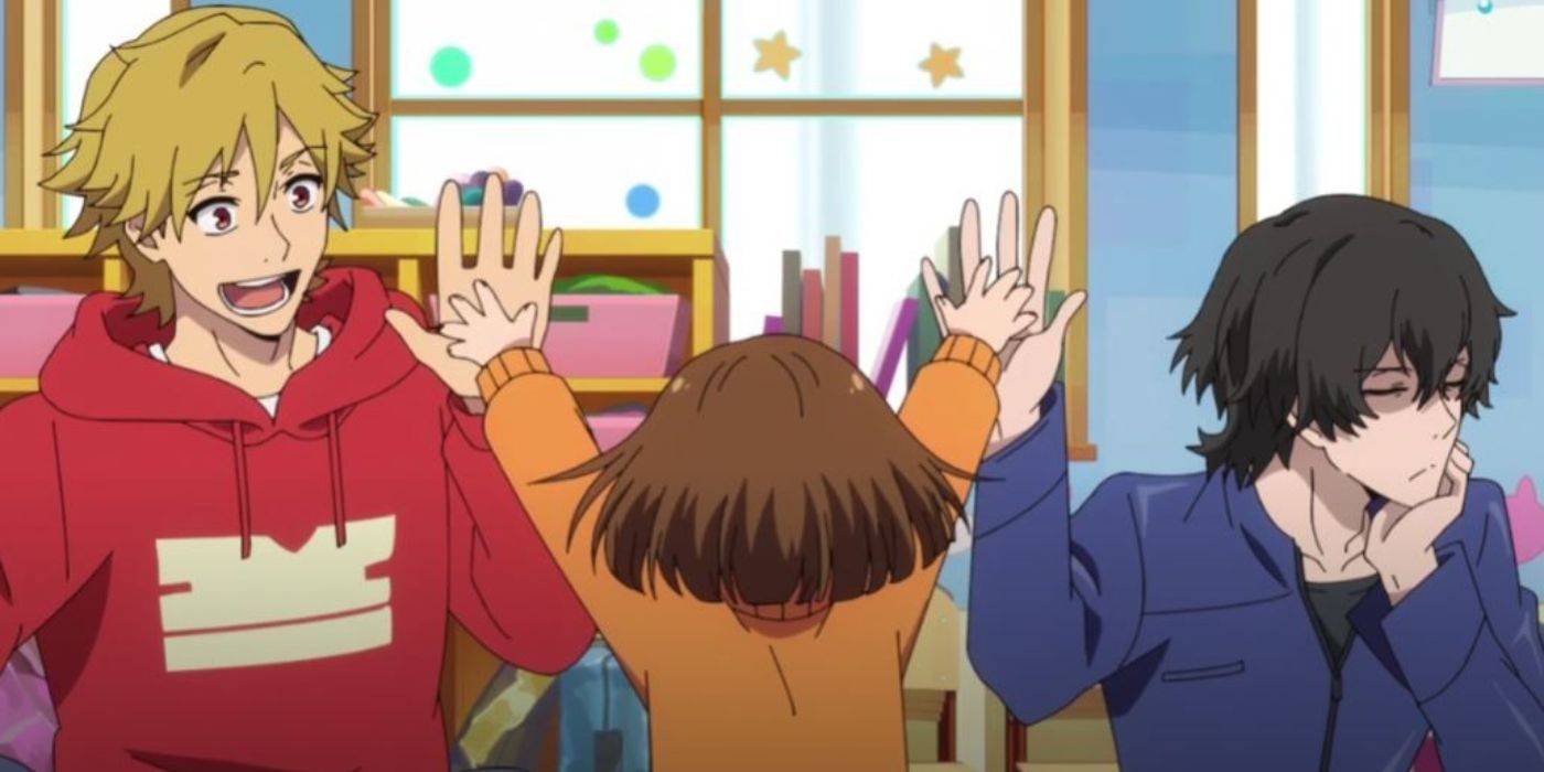 Kazuki, Miri, dan Rei dari Buddy Daddies saling bertepuk tangan.