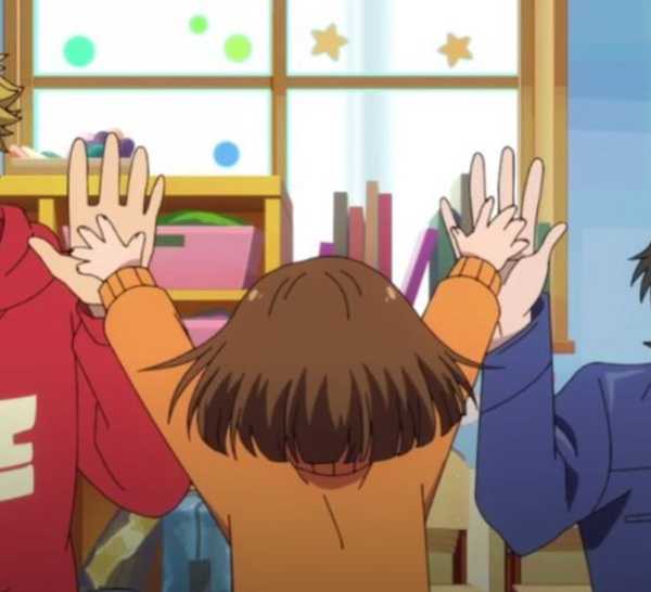 Kazuki, Miri, dan Rei dari Buddy Daddies saling bertepuk tangan.