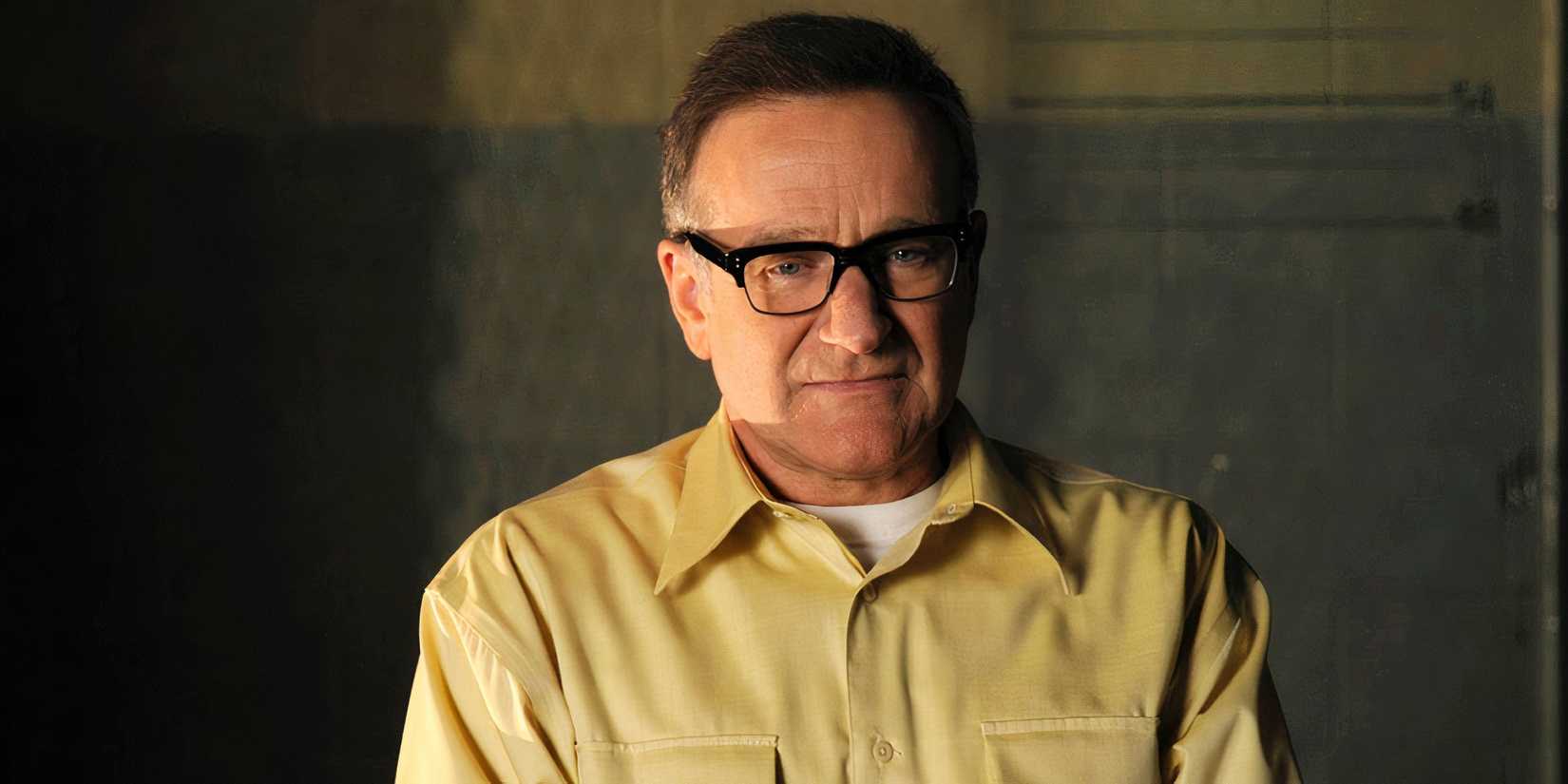 Robin Williams as Merritt Rook staring ahead with a smirk in Law & Order: SVU episode "Authority"