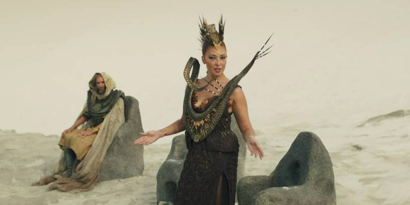 Sevanna stands in the desert in The Wheel Of Time