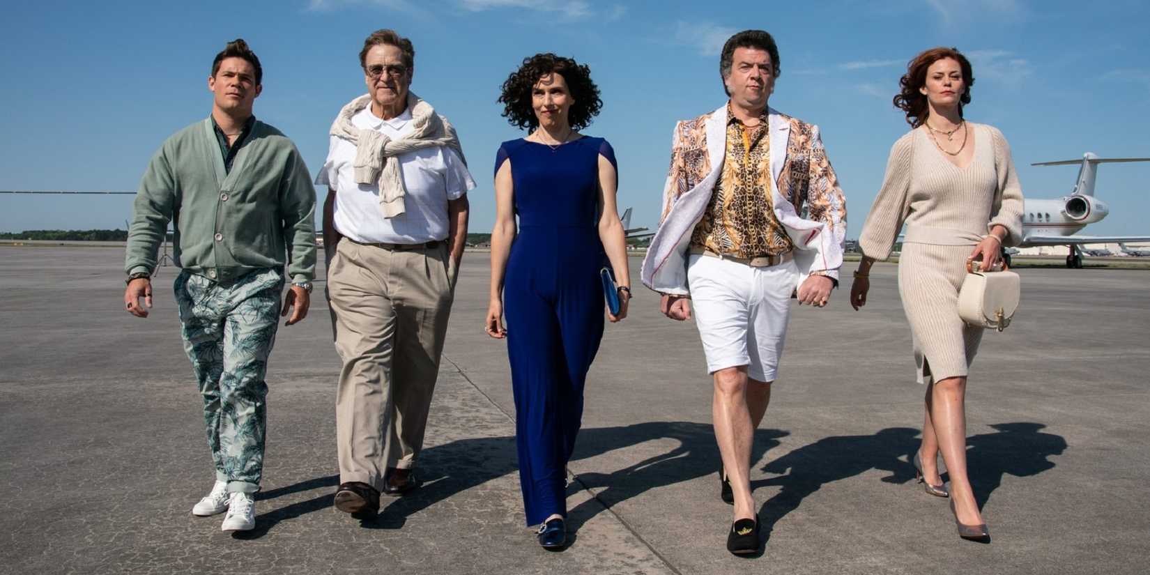 La extensa familia Gemstone se pavonea desde su avión privado en The Righteous Gemstones