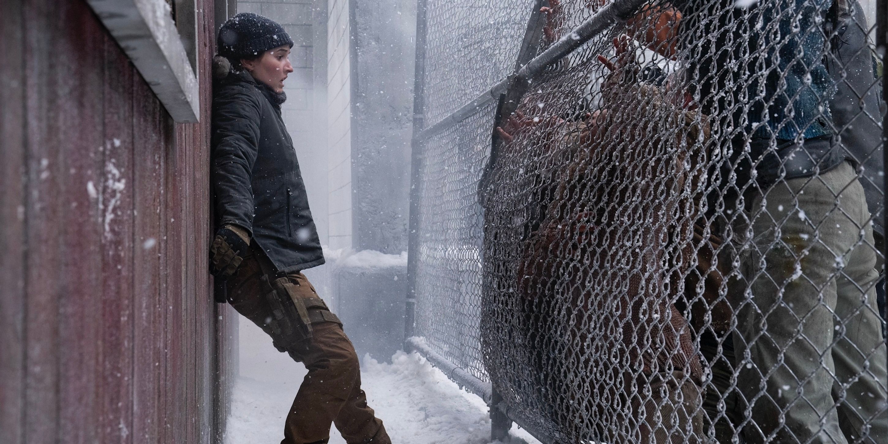 Abby Anderson (Kaitlyn Dever) looking at a horde of infected on another side of the fence on The Last of Us