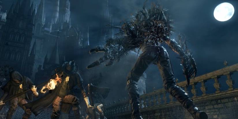 The Bloodborne player wielding the Beast Claw and wearing the alternate form as enemies approach him.