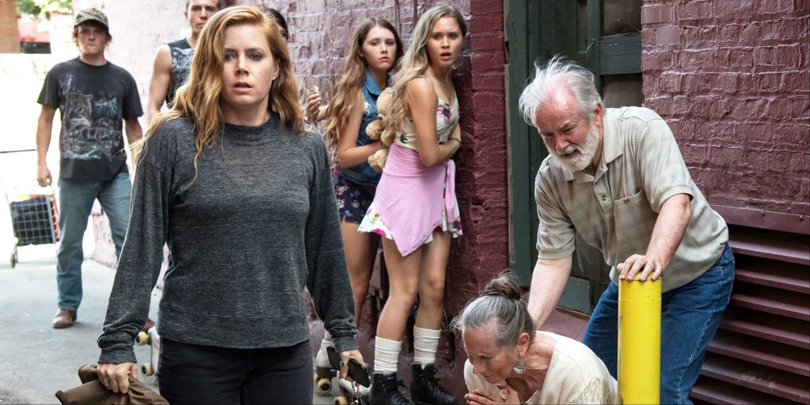 Camille and the people in her city find the body of a girl in sharp objects-1