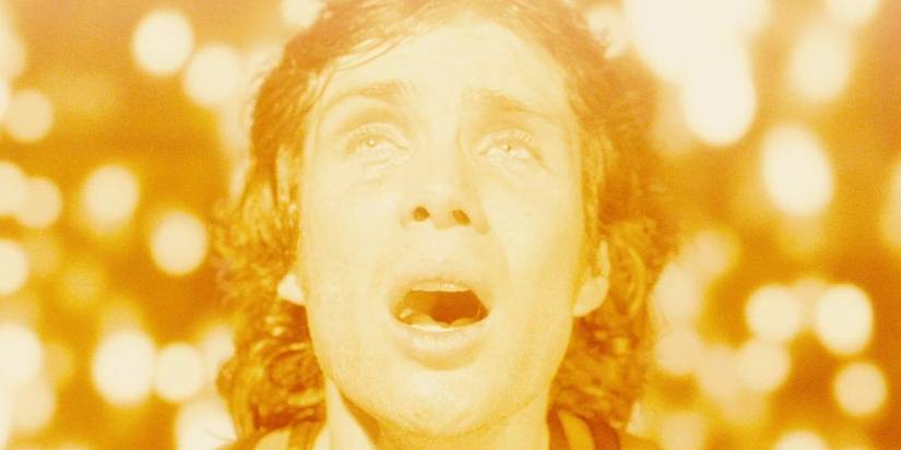 Robert Capa (Cillian Murphy) is swallowed by a nuclear explosion in the sun.