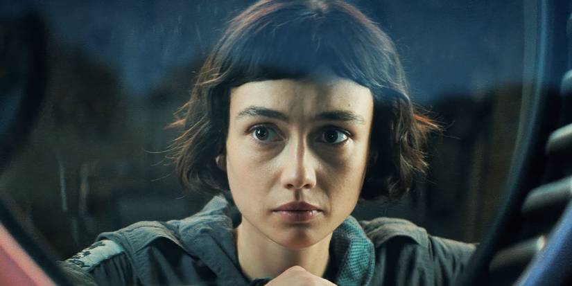 Close-up aktor Sydney Chandler mengenakan jumpsuit hijau di acara TV Alien: Earth