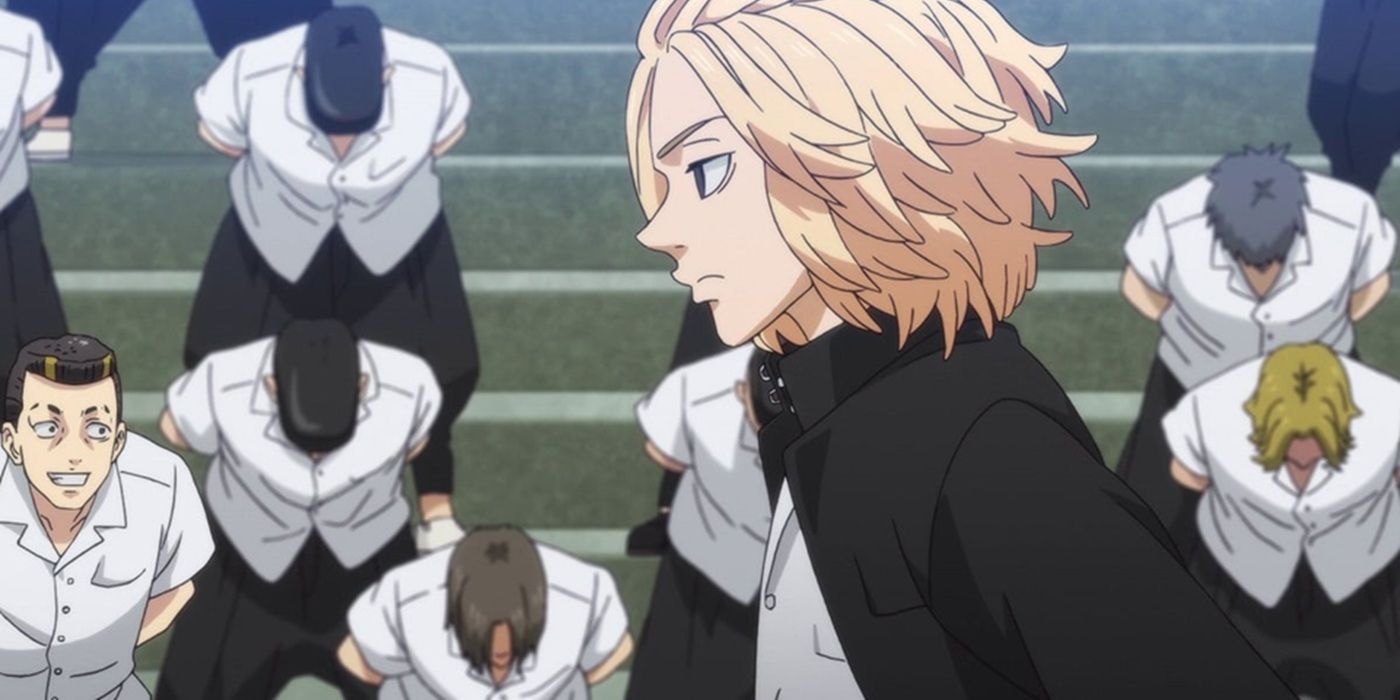 The character of Tokyo Revengers Mikey goes through a crowd of inclinable students