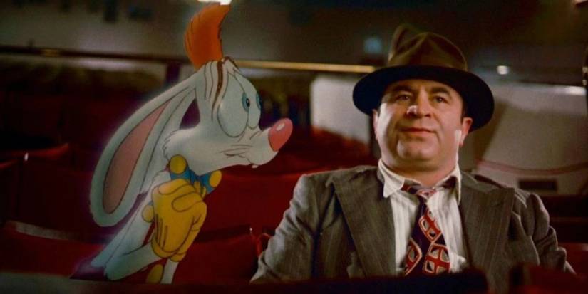 Bob Hoskins as Eddie Valiant alongside Roger Rabbit watching a film from the movie Who Framed Roger Rabbit (1988)