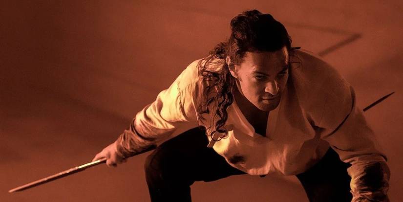 Jason Momoa as Duncan Idaho wielding a staff from the movie Dune (2021)