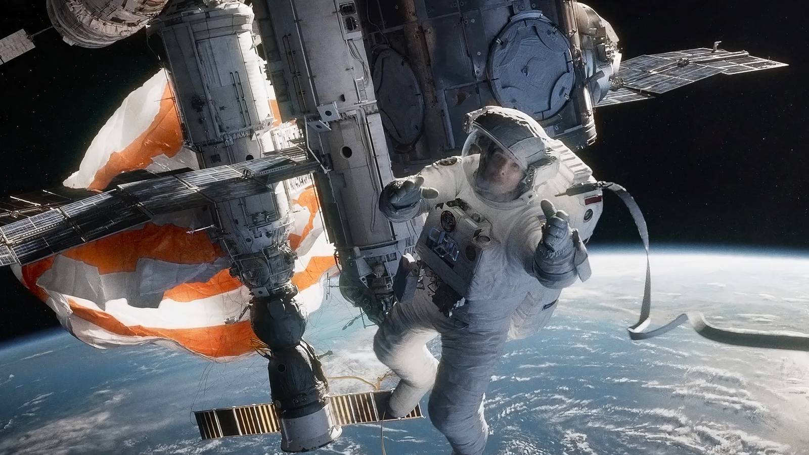 Ryan Stone dari Gravity kehilangan kendali dengan Bumi di latar belakang