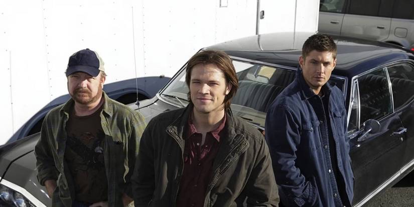 Bobby, Dean and Sam stand in front of the Chevrolet Impala de Dean in supernatural