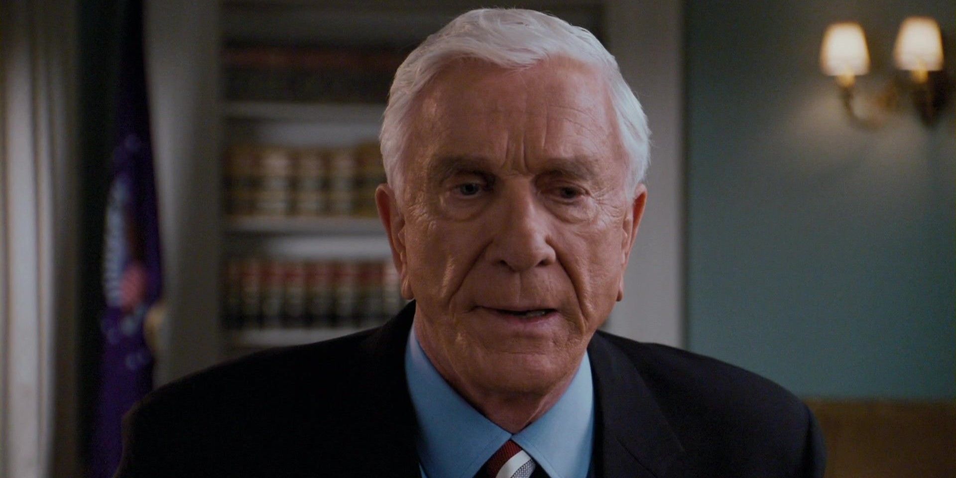 Leslie Nielsen mira a alguien fuera de la pantalla en la película de miedo 4