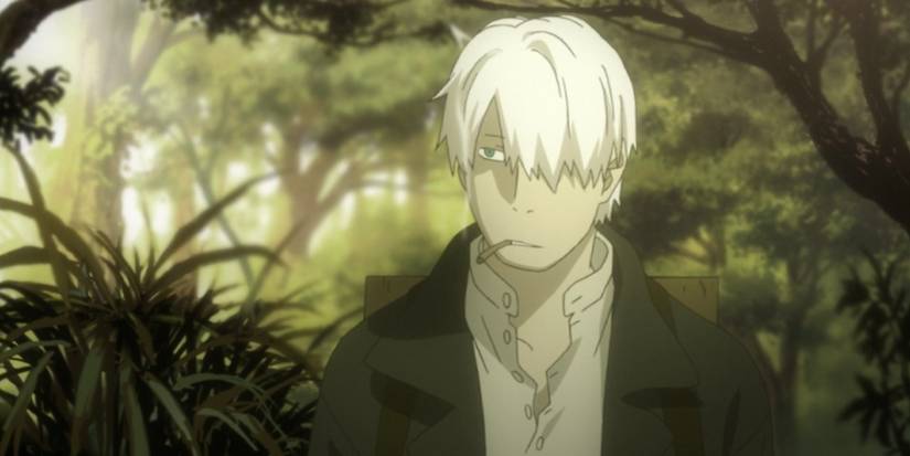 Ginko erre dans une forêt en fumant de l'herbe de suie Mushi à Mushishi.