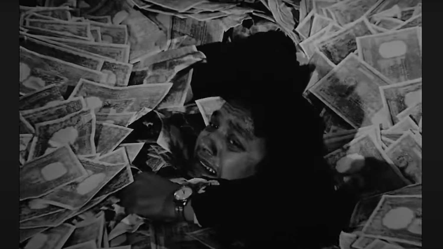 Uttam Kumar's Amirandam sinking in pile of money in Nayak