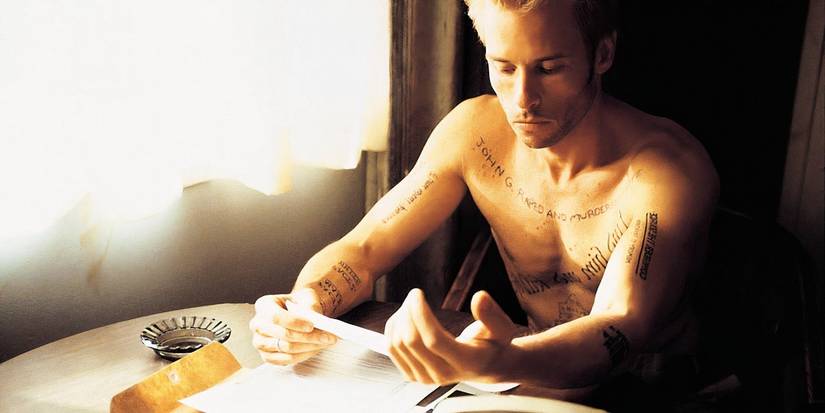 Leonard looks at his clues and messages in Memento.