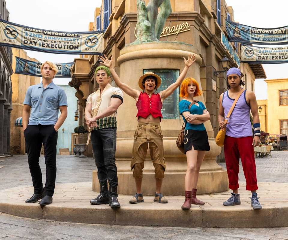 This is a promotional behind-the-scenes photo of the live-action cast of Netflix's One Piece, featuring Monkey D. Luffy and the Straw Hat Pirates.