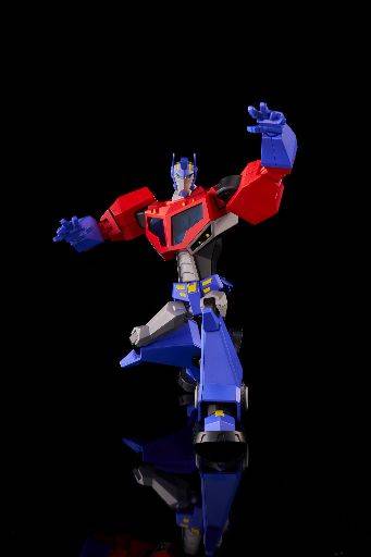 Model Furai Transformers dari Flame Toys: Kit model Optimus Prime yang dianimasikan dalam pose.
