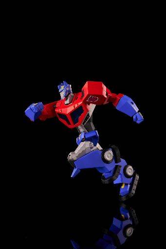 Kit model Transformers Furai dari Flame Toys: Optimus Prime yang dianimasikan sedang berjalan.