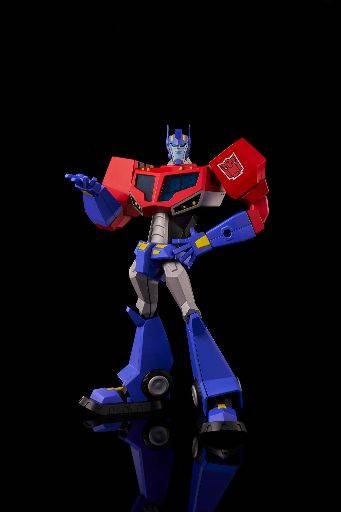 Model Furai Transformers dari Flame Toys: Kit model Optimus Prime yang dianimasikan sedang mengulurkan tangannya.