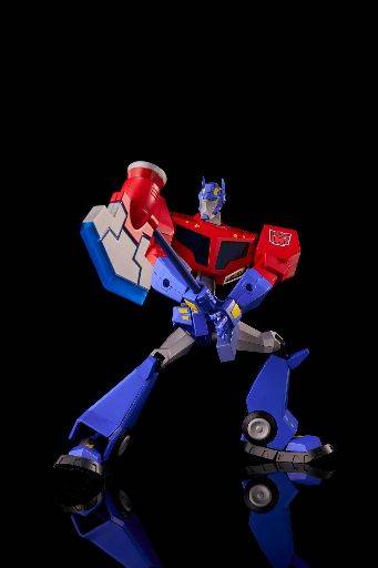 Model Transformers Furai dari Flame Toys: Kit model Optimus Prime yang dianimasikan sedang memegang kapaknya.