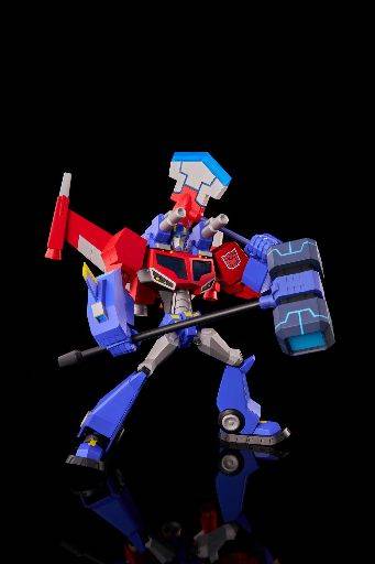Model Transformers Furai dari Flame Toys: Kit model Optimus Prime Wingblade yang dianimasikan beserta kapaknya dan palu Ultra Magnus.