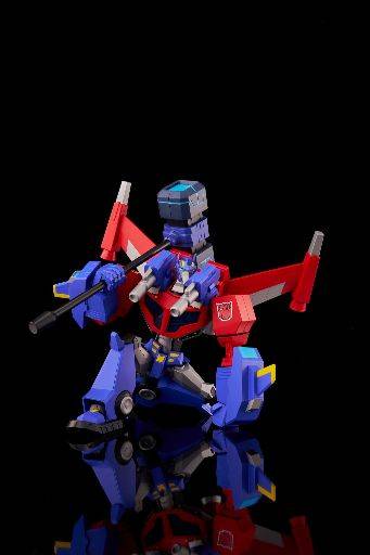 Model Furai Transformers dari Flame Toys: Kit model Optimus Prime Wingblade yang dianimasikan berpose dengan palu Ultra Magnus.