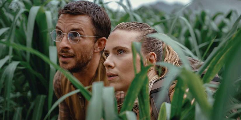 jurassic-world-rebirth-jonathan-bailey-scarlett-johansson-hiding
