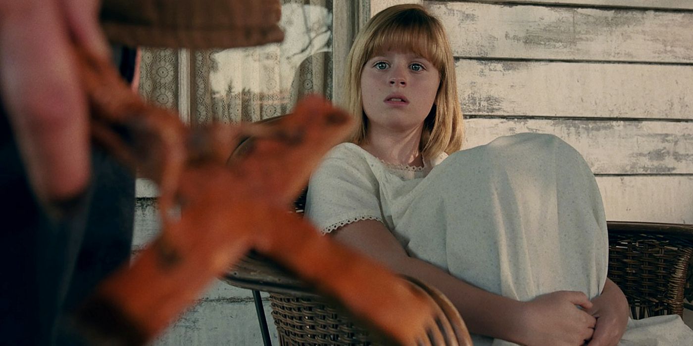 Linda sits on the porch in fear in Annabelle Creation (2017)