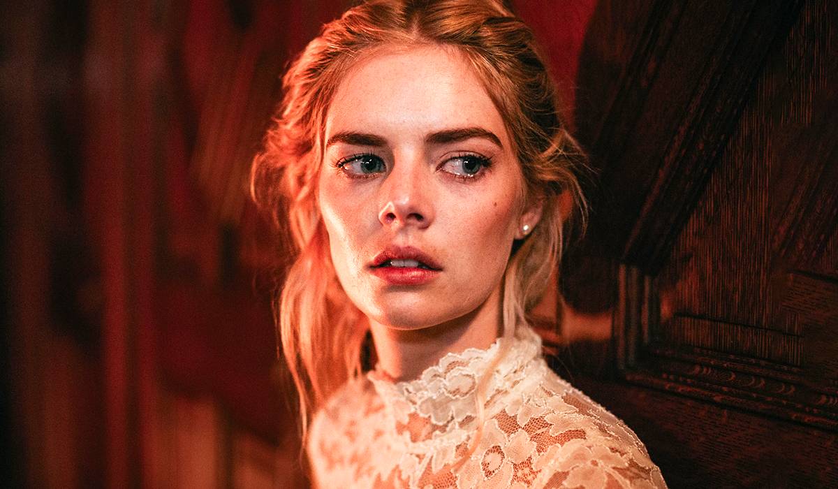 Samara Weaving Ready or Not horror movie scene in Le Domas mansion