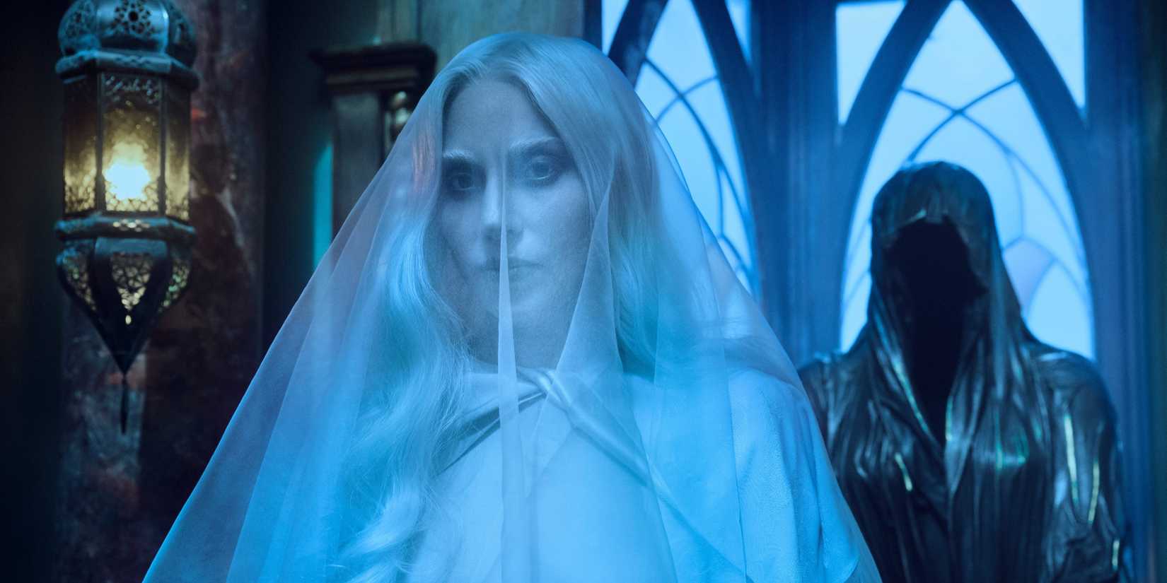 Rosaline Rotwood (Lady Gaga) con un velo y de pie en su cámara espiritista en Wednesday, temporada 2.
