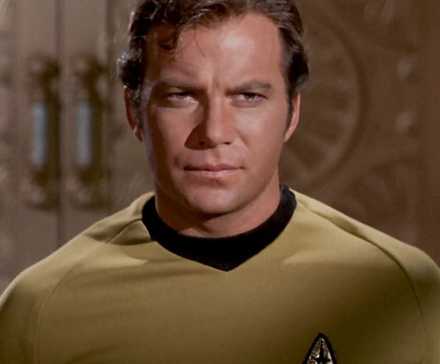Capitão Kirk com olhar severo