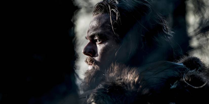 Hugh Glass memperhatikan seekor beruang di dekatnya di The Revenant.