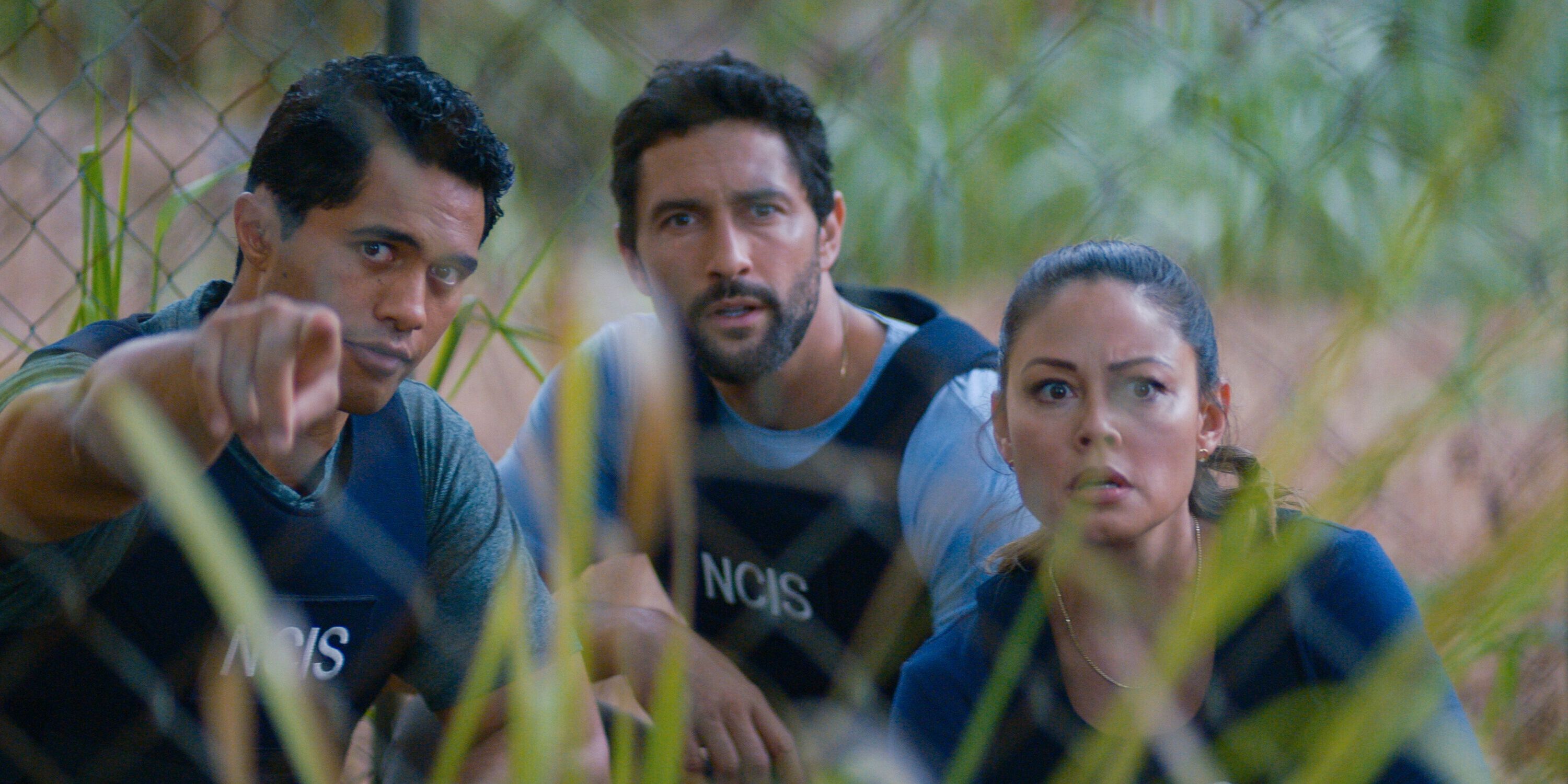 Officers crouched in NCIS: Hawai'i