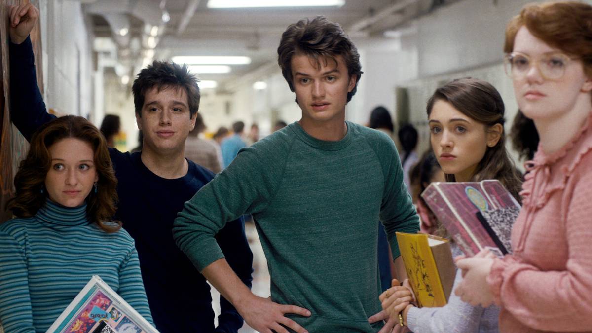 STRANGER THINGS, (from left): Chelsea Talmadge, Chester Rushing, Joe Keery, Natalia Dyer, Shannon Purser, 'Chapter Two: The Weirdo on Maple Street', (Season 1, ep. 102, aired July 15, 2016).