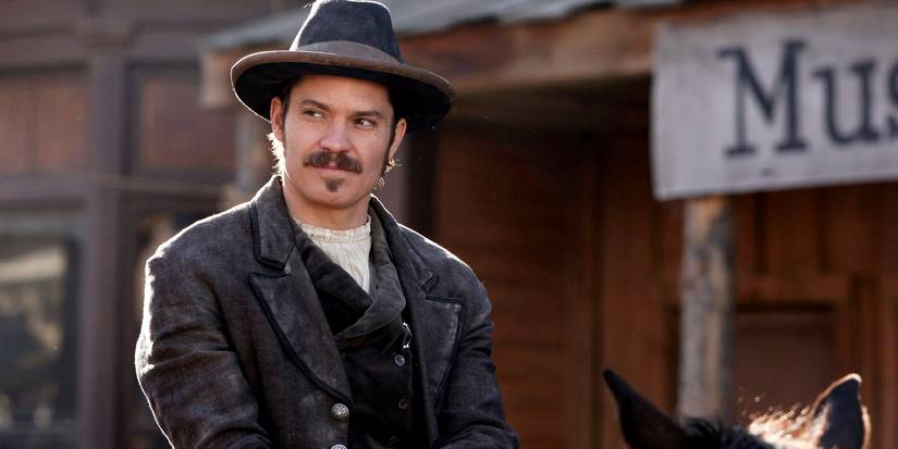 Seth Bullock, smiling, on the back of a horse in Deadwood