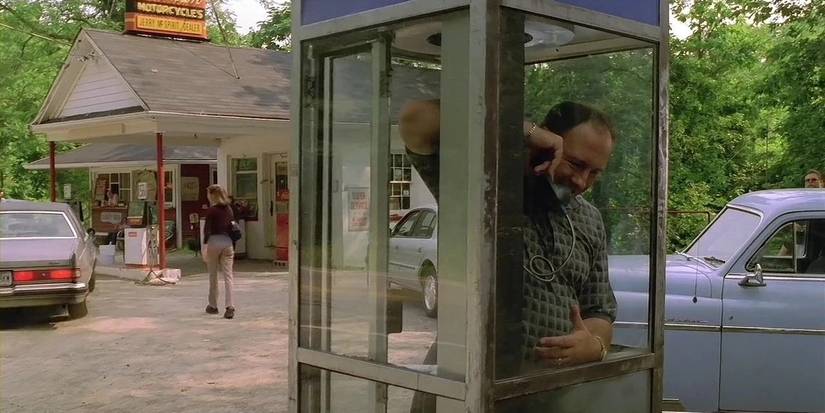 Tony Soprano hablando en un teléfono público en una gasolinera en Maine en Los Soprano