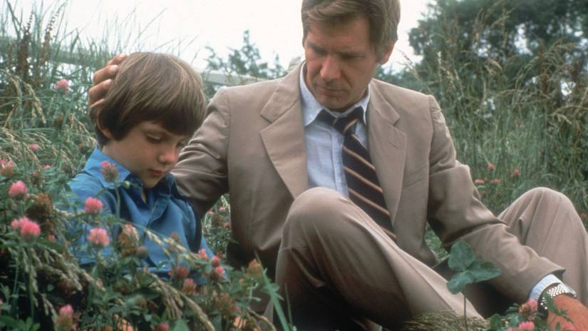 John Book comforts Samuel Lapp in a field in Witness 1985