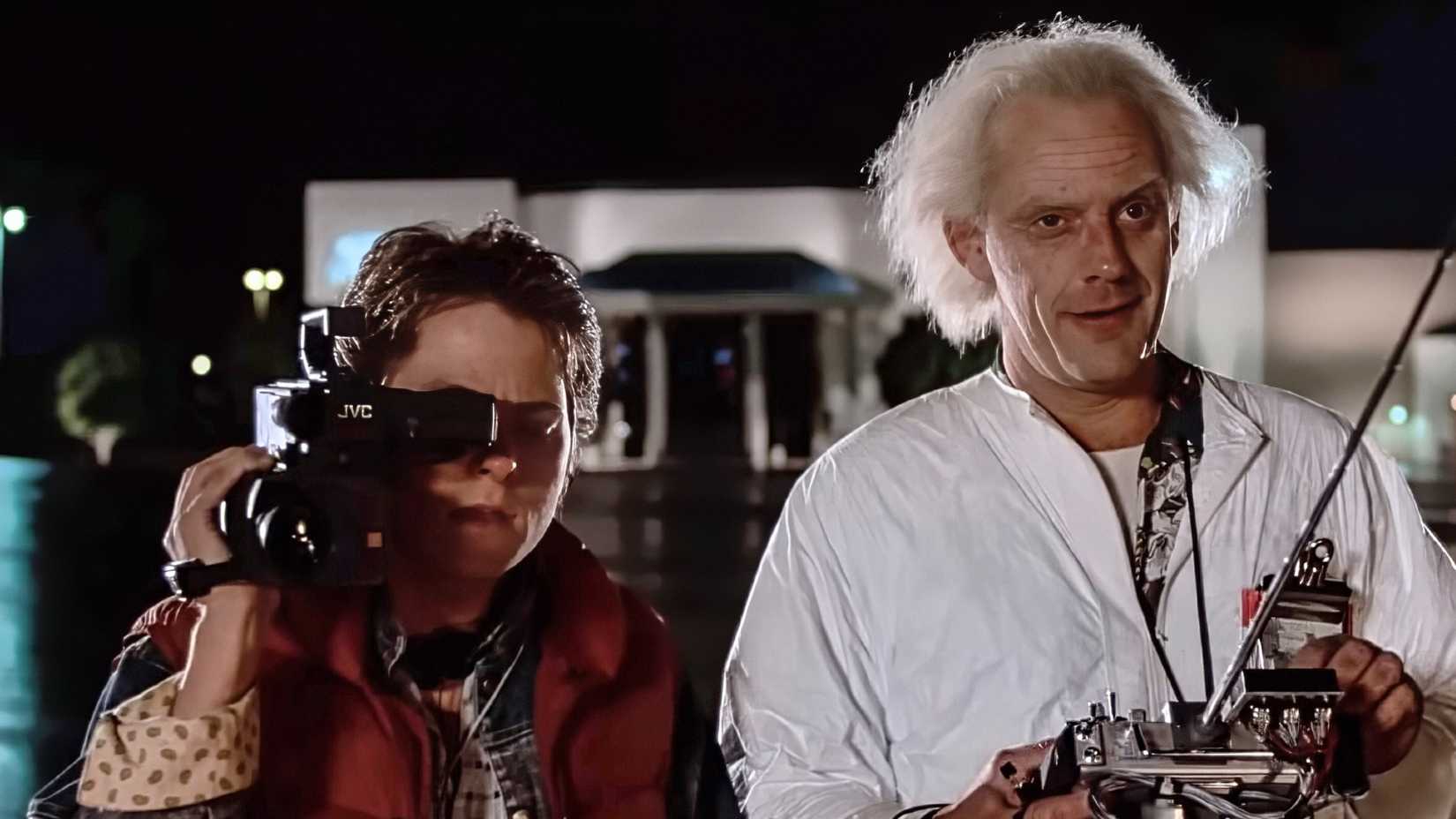 Marty McFly (Michael J. Fox) e Doc Brown (Christopher Lloyd) provano la DeLorean in Ritorno al futuro