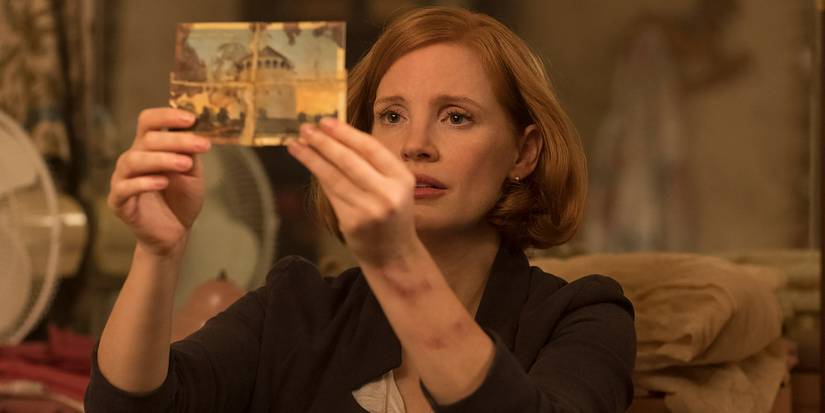 Beverly holds the postcard from Ben in It Chapter Two