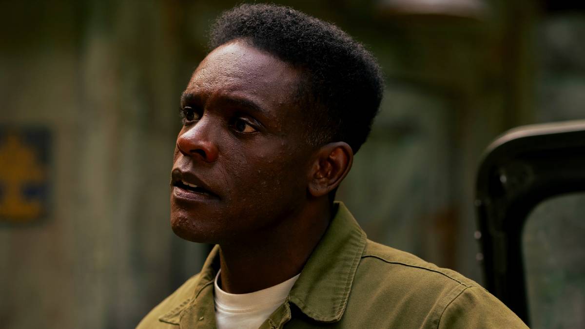 Dick Hallorann is questions about the weapon by Major Leroy Hanlon in HBO's IT: Welcome to Derry Season 1 - Episode 4
