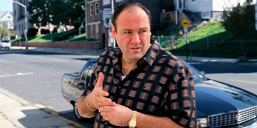 Tony Soprano se encuentra en la calle frente a su auto en Los Soprano Temporada 2, Ep. 8