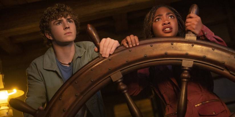 بيرسي جاكسون وأنابيث يمسكان بدفة السفينة في بيرسي جاكسون الموسم الثاني